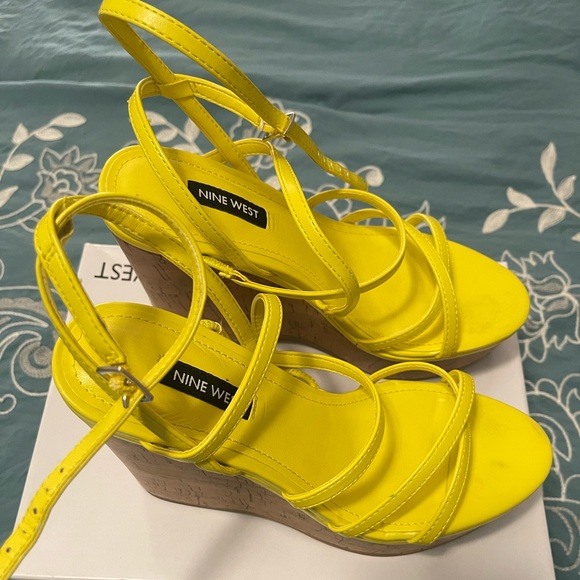 Nine West yellow wedge heel size 7 - Picture 5 of 6